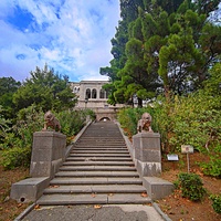 Княгиня Анна Голицына построила здесь дачу «Розовый дом» и разбила сад. В 1880-х гг. имение приобрёл князь Феликс Юсупов-старший. В 1909 г. Феликс Юсупов-младший перестроил дачу в полноценный дворец. Лестница к главному дворцу с террасой.