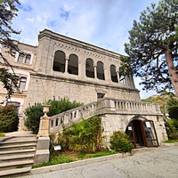 Княгиня Анна Голицына построила здесь дачу «Розовый дом» и разбила сад. В 1880-х гг. имение приобрёл князь Феликс Юсупов-старший. В 1909 г. Феликс Юсупов-младший перестроил дачу в полноценный дворец. Фасад с открытой верандой.