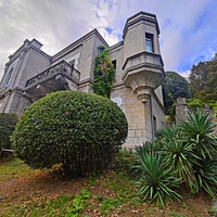 Княгиня Анна Голицына постр. дачу «Розовый дом» и разбила сад. В 1880-х гг. имение приобрёл князь Ф. Юсупов-старш. В 1909 г. Ф. Юсупов-млад. перестроил дачу во дворец в стиле эклектики (неомавританский и неороманский стили и эпохи ит. Возрождения).