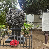 Княгиня Анна Голицына построила здесь дачу «Розовый дом» и разбила сад. В 1880-х гг. имение приобрёл князь Феликс Юсупов-старший. В 1909 г. Феликс Юсупов-младший перестроил дачу в полноценный дворец. Стела "Связь времён и поколений".