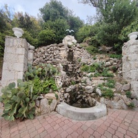 Княгиня Анна Голицына построила здесь дачу «Розовый дом» и разбила сад. В 1880-х гг. имение приобрёл князь Феликс Юсупов-старший. В 1909 г. Феликс Юсупов-младший перестроил дачу в полноценный дворец. Территория перед дворцом.