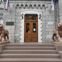 Княгиня Анна Голицына построила здесь дачу «Розовый дом» и разбила сад. В 1880-х гг. имение приобрёл князь Феликс Юсупов-старший. В 1909 г. Феликс Юсупов-младший перестроил дачу в дворец. Главный вход.