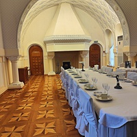 Парадная столовая уникальна по декоративной отделке интерьера и является настоящим шедевром работы архитектора Краснова. Циркульная арка, камин «Чалма».