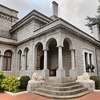 Княгиня Анна Голицына построила здесь дачу «Розовый дом» и разбила сад. В 1880-х гг. имение приобрёл князь Феликс Юсупов-старший. В 1909 г. Феликс Юсупов-младший перестроил дачу в дворец.