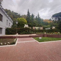 Княгиня Анна Голицына построила здесь дачу «Розовый дом» и разбила сад. В 1880-х гг. имение приобрёл князь Феликс Юсупов-старший. В 1909 г. Феликс Юсупов-младший перестроил дачу в дворец.