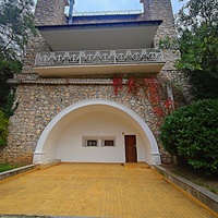 Архитектурно-парковый комплекс Юсуповского дворца. Площадь парка — около 16 га, создан известным ландшафтным дизайнером Карлом Кебахом и директором императорского ботанич. сада Николаем Гартвисом в 1820-х гг. Дворец Голицыной (Гостевой дом).