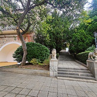 Архитектурно-парковый комплекс Юсуповского дворца. Площадь парка — около 16 га, создан известным ландшафтным дизайнером Карлом Кебахом и директором императорского ботанич. сада Николаем Гартвисом в 1820-х гг. Дворец Голицыной (Гостевой дом).