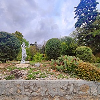 Архитектурно-парковый комплекс Юсуповского дворца. Площадь парка — около 16 га, создан известным ландшафтным дизайнером Карлом Кебахом и директором императорского ботанич. сада Николаем Гартвисом в 1820-х гг. Скульптура девушки с кувшинами.