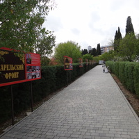 Архитектурно-парковый комплекс Юсуповского дворца в посёлке Кореиз. Аллея памяти. Длина — 1418 м., столько дней длилась Великая Отечественная война. Информационные стенды фронтов.