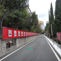 Архитектурно-парковый комплекс Юсуповского дворца в посёлке Кореиз. Аллея памяти. Длина — 1418 м., столько дней длилась Великая Отечественная война. На аллее размещено 122 портрета Героев ВОВ. Над портретами простирается георгиевская лента.