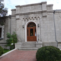 Княгиня Анна Голицына построила здесь дачу «Розовый дом» и разбила сад. В 1880-х гг. имение приобрёл князь Феликс Юсупов-старший. В 1909 г. Феликс Юсупов-младший перестроил дачу в дворец.