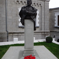 Княгиня Анна Голицына построила здесь дачу «Розовый дом» и разбила сад. В 1880-х гг. имение приобрёл князь Феликс Юсупов-старший. В 1909 г. Феликс Юсупов-младший перестроил дачу в дворец. Скульптура Федотова П.В. - нач-ка. совет. контрразведки.