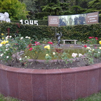 Княгиня Анна Голицына построили дачу «Розовый дом» и разбила сад. В 1880-х гг. имение приобрёл князь Ф. Юсупов-старший. В 1909 г. Ф. Юсупов-младший перестроил дачу во дворец.  Фонтан "Мальчик с рыбками" на территории перед дворцом.