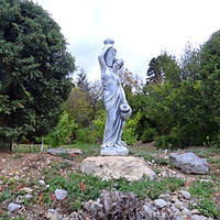 Архитектурно-парковый комплекс Юсуповского дворца. Площадь парка — около 16 га, создан известным ландшафтным дизайнером Карлом Кебахом и директором императорского ботанич. сада Николаем Гартвисом в 1820-х гг. Скульптура девушки с кувшинами.