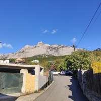 Вид на гору Ай-Петри с посёлка.