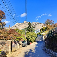 Вид на гору Ай-Петри с посёлка.