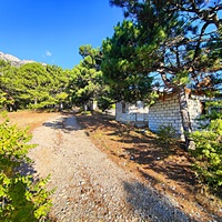 В начале Кореизской тропы. Самострой крымских татар. Признан незаконным и подлежит сносу.