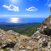 На Вороньей скале около Кореизской тропы (малом Ай-Петри, высотой 765м). Вид на часть побережья и черноморскую акваторию.