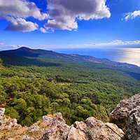 На Вороньей скале около Кореизской тропы (малом Ай-Петри, высотой 765м). Вид на часть побережья и черноморскую акваторию.