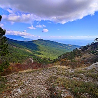 Вдоль Кореизской тропы за Вороньей скалой в Ялтинском горно-лесном заповеднике.(она ниже, левее центра, а выше - г. Могаби).