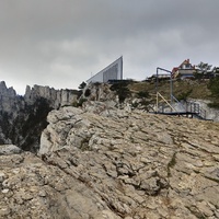 На вершине Ай-Петринского плато. В центре - верхняя станция канатной дороги