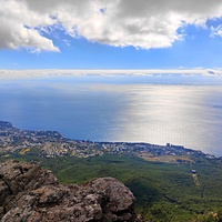 На вершине Ай-Петринской яйлы. Вид на побережье, застройку Гаспры, Кореиза и акваторию Чёрного моря,