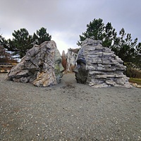 Арт-объект «Шёпот гор» на плато Ай-Петри, символизирующий единство горных вершин Крыма и Урала.