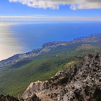 На вершине г. Ай-Петри. Вид на побережье, застройку Алупки, Симеиза и акваторию Чёрного моря.