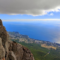 На вершине г. Ай-Петри. Вид на побережье, застройку Кореиза и акваторию Чёрного моря. Между застройкой и горой - нижняя станция канатной дороги "Сосновый Бор".
