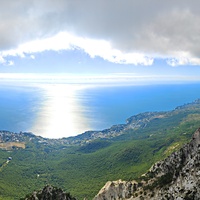 На вершине г. Ай-Петри. Вид на побережье, застройку Гаспры, Кореиза, Алупки, Симеиза и акваторию Чёрного моря. Внизу слева между застройкой и горой - нижняя станция канатной дороги "Сосновый Бор".