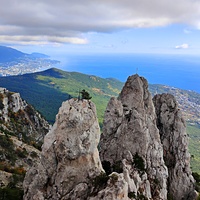 На вершине г. Ай-Петри. Вид на побережье и акваторию Чёрного моря. В центре -  зубцы Ай-Петри, за ними левее - зелёный конус г. Могаби..