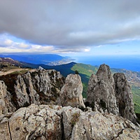 На вершине г. Ай-Петри. Вид на побережье и акваторию Чёрного моря. Справа -  зубцы Ай-Петри, за ними в центре - зелёный конус г. Могаби, слева - плато Ай-Петри.