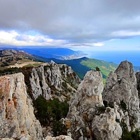 На вершине г. Ай-Петри. Вид на побережье и акваторию Чёрного моря. Справа -  зубцы Ай-Петри, за ними в центре - зелёный конус г. Могаби, слева - плато Ай-Петри.