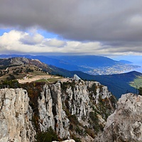 На вершине г. Ай-Петри. Вид на побережье и акваторию Чёрного моря. Справа -  один из зубцов Ай-Петри, за ним - зелёный конус г. Могаби, левее - верхняя станция канатной дороги на плато Ай-Петри.