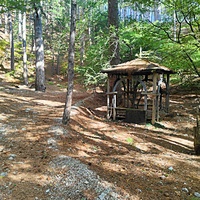 Беседка на Кореизской тропе в Ялтинском горно-лесном заповеднике.