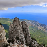 На вершине г. Ай-Петри. Вид на побережье, застройку Гаспры и Кореиза, акваторию Чёрного моря. Слева -  зубцы Ай-Петри, за ними - зелёный конус г. Могаби