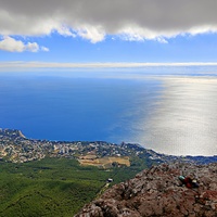 На вершине г. Ай-Петри. Вид на побережье, застройку Гаспры и Кореиза, акваторию Чёрного моря. Между застройкой и горой в центре - нижняя станция канатной дороги "Сосновый Бор".