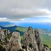 На вершине г. Ай-Петри. Вид на побережье, застройку Гаспры и Кореиза, акваторию Чёрного моря. В центре -  зубцы Ай-Петри, за ними - зелёный конус г. Могаби, слева - плато Ай-Петри.