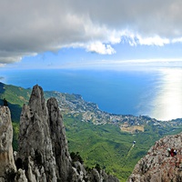 На вершине г. Ай-Петри. Панорамный вид на побережье и чёрном. акваторию. В центре - застройка Кореиза, левее - Гаспры, правее - Алупки и Симеиза. Слева -  зубцы Ай-Петри и плато Ай-Петри, за ними - зелёный конус г. Могаби.