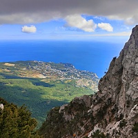 Плато Ай-Петри. Вид на побережье, застройку Гаспры и Кореиза, акваторию Чёрного моря. Справа -  один из зубцов г. Ай-Петри.