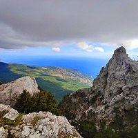 Плато Ай-Петри. Вид на побережье, застройку Гаспры и Кореиза, акваторию Чёрного моря. Справа -  скальный массив с зубцами, слева - зелёный конус г. Могаби.