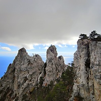 Плато Ай-Петри. Вид на горные зубцы и часть побережья и акватории Чёрного моря.