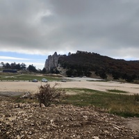 На вершине плато Ай-Петри. В центре - парковка, за ней - зубцы Ай-Петри и вершина горы.