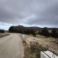 На плато Ай-Петри. Дорога от горы Ай-Петри, слева от центра вершина и зубцы Ай-Петри.