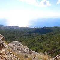На Вороньей скале около Кореизской тропы (малом Ай-Петри, высотой 765м). Вид на часть побережья и черноморскую акваторию.