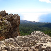 На Вороньей скале около Кореизской тропы (малом Ай-Петри, высотой 765м). Вид на часть побережья и черноморскую акваторию.