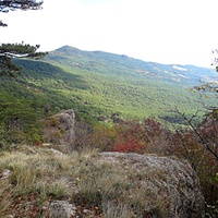 Вдоль Кореизской тропы за Вороньей скалой в Ялтинском горно-лесном заповеднике (она слева в центре, а выше - г. Могаби).