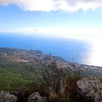 Вид с Кореизской тропы на обрыве перед вершиной Ай-Петринской яйлы на побережье с застройкой Гаспры и Кореиза и акваторию Чёрного моря.