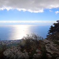 Вид с Кореизской тропы на обрыве перед вершиной Ай-Петринской яйлы на побережье с застройкой Кореиза и акваторию Чёрного моря.