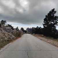 На плато Ай-Петри. Дорога от горы Ай-Петри к посёлку Охотничье. Вдали - вершина и зубцы Ай-Петри.